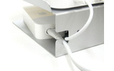 AirMac Extremeの電源アダプタは下段に収納可能の画像