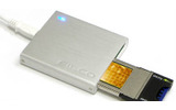 PCとUSB接続すると青色LEDが点灯（ExpressCardは別売）の画像