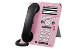 ピンクリボン・フェースプレートを装着したAvaya 9620 IP Telephoneの画像