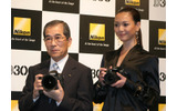 ニコン社長の刈谷道郎氏とモデルの知花くららさんの画像