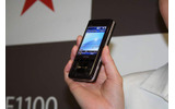富士通製のF1100。無線LANを搭載し、企業の内線電話を携帯電話で取れるようにする「モバイルセントレックス」に対応するの画像