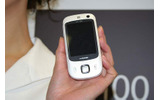 HTC製のHT1100。やや丸みを帯びたフォルムと、タッチパネルを親指1本で操作できる「TouchFLO」が特徴だの画像