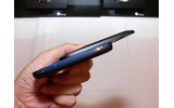 左側面。非常に薄いことがわかる。手で持った感じは、他の（スマートフォンではない）機種と変わらない。スマートフォン＝ゴツいというイメージは同機にはまったく当てはまらないの画像