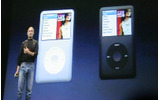 iPod classicについて説明するジョブズ氏の画像