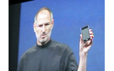 iPod touchを手にもつジョブズ氏の画像