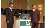 c3000を披露する、同社取締役 副社長執行役員 HPサービス事業統括の石積 尚幸氏（向かって右）とエンタープライズ ストレージ・サーバ統括本部 インダストリー スタンダード サーバ製品本部 本部長の上原 宏氏（向かって左）の画像