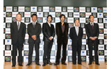 左から、福田慶治事務局長、成島出監督、玉木宏、大沢たかお、角川歴彦チェアマン、高井英幸理事長の画像