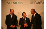 左よりSiemens AG オートメーション&ドライブグループのノルベルト・ムーラ氏、ソフトバンクモバイル取締役副社長の松本徹三氏、シーメンス社長のペーター・ツァップ氏の画像