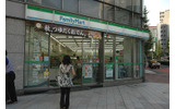 コンビニでお買い物の画像