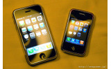 小型のiPhoneに見えるX-812(大きいほうはiPhone)の画像