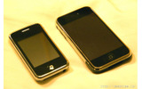 X-812とiPhoneの比較。見た目はサイズの違いだけにみえるが……の画像