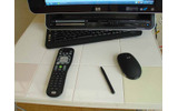 本体の下にすっきりと収まるようになっているワイヤレスキーボード、ワイヤレスマウス、スタイラスペン、HP SmartCenterやCD、DVDの操作のためのリモコンの画像