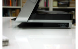 本体後ろにはオプションのプリンター「HP Photosmart A628 Compact Photo Printer」を置くスペースがあります。プリンターも背面のコネクタから給電できるので、こちらもケーブルがごちゃごちゃしなくて済んじゃう設計。下にはキーボードを収納するスペースも。の画像
