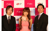 左よりアスク ドット ジェーピー 事業戦略室・桐生学氏、小倉優子さん、アスク ドット ジェーピー 代表取締役・大江知行氏の画像