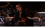 インタビューに答えるYOSHIKIの画像