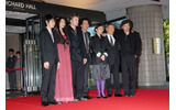 　「第20回東京国際映画祭」最終日の28日、クロージングセレモニーの会場となった渋谷のBunkamuraオーチャード・ホール前にはレッドカーペットが敷き詰められ、各国から集まった映画人たちが続々と来場した。の画像