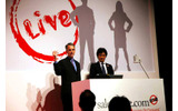デモデバイスのひとつとして、ステージにあったニンテンドーDSを紹介するハリス氏の画像