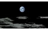 11月7日12時07分(日本時間)撮影。月面の南極付近からの望遠映像。地球の中央左にはオーストラリア大陸、右下にアジア大陸が見えているが、画面の上が地球の南になっているため、オーストラリア大陸の上下が逆になっているの画像