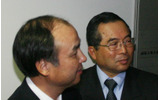 総務省ビルにて会見に応じる両氏の画像