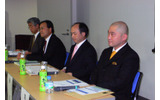 むかって右から、ウィルコム代表取締役の喜久川政樹氏、オープンワイヤレスネットワーク代表取締役の孫正義氏、ワイヤレスブロードバンド企画の代表取締役の田中孝司氏、アッカ・ワイヤレス代表取締役社長の木村正治氏の画像