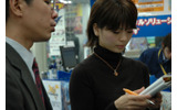 マシンの特徴について真剣に話を聞きます。これでも、一応編集者なのでの画像
