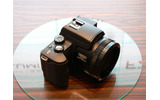 　松下電器産業は、LUMIXシリーズの新製品として、光学12倍ズームと手ブレ補正機能を搭載した500万画素デジタルカメラ「DMC-FZ20」を8月27日に発売する。価格はオープンで、実売予想価格は73,000円前後（税込み）。の画像