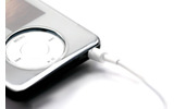 　TUNEWEARは21日、ハードシェルケース「TUNESHELL」シリーズの新製品として前面にミラーフェイス、背面にブラックバックを採用した第3世代iPod nano用「TUNESHELL Mirror for iPod nano」を発売した。の画像