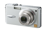　松下電器産業は、デジタルカメラ「LUMIX」シリーズの新ラインアップとして、スリムボディに手ブレ補正機能と光学3倍ズームを搭載した「DMC-FX7」「DMC-FX2」を8月27日に発売する。の画像