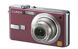 　松下電器産業は、デジタルカメラ「LUMIX」シリーズの新ラインアップとして、スリムボディに手ブレ補正機能と光学3倍ズームを搭載した「DMC-FX7」「DMC-FX2」を8月27日に発売する。の画像