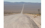 アノ「AREA51」の入り口から2マイル近く離れたところ。この未舗装路の道路を延々走った先には……の画像