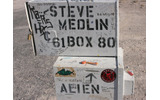 AREA51（近辺）観光として定番の「Black Mailbox」。え？黒くないって？？　しばらく前から白くなったらしい。なんか変なものが乗っているが、これは日本から持ち込んだ「ユータン」の画像