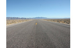 「全米一車の通らないハイウェイ」がこのNV-375「Extraterrestrial Highway」だ。道路の真ん中で記念撮影してもまず問題なしの画像