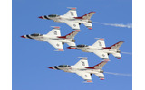 Nellisといえば空軍デモチーム「サンダーバーズ」のベース。11月には派手なデモフライトを見学可能だ。こちらはダイヤモンド編隊飛行で密集度の高さが見ものの画像