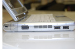 本体左側面。USB2.0×2、ミニD-Sub15ピン、100BASE-TX/10BASE-T対応の有線LANポートを搭載。手前側が薄くなっている従来モデルに対し、SRシリーズは光学ドライブを搭載した関係で本体がフラットになっているの画像