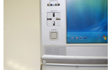 液晶左側のボタン部分。十字キーをはじめデザインが変更されている。とりわけポインタはワンサイズ大きくなり、操作性が向上しているの画像