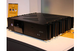 5mm程度あるアルミフロントマスクが重厚なniveusのExtender for Windows Media Center。これならリビングにおいても恥ずかしくない。HD DVDドライブも内蔵しているviivマシンだの画像