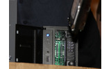 ReadyNAS Duoの説明。X-RAID技術は柔軟なHDD構成が可能となっている。動画の再生中にHDDを抜いても再生が途切れないという説明をしながらHDDを引っこ抜いたところの画像