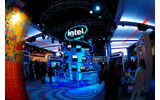 CES 2008でのインテルのブース。ここでもWiMAXの展示が目立った。WiMAXはWindowsマシン専用技術ではなくPDA、ケータイ、PC、家電へと広がる可能性を持っているの画像