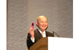HONEY BEEを紹介する喜久川社長の画像