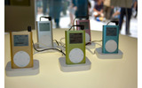 　アメリカから遅れること約半年。ようやく日本でもポータブルHDDプレイヤー「iPod mini」の販売が開始された。アップルコンピュータの直販店「Apple Store, Ginza」では、午前10時からの発売を待つ約1,500人が列をなした。の画像