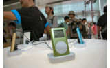 　アメリカから遅れること約半年。ようやく日本でもポータブルHDDプレイヤー「iPod mini」の販売が開始された。アップルコンピュータの直販店「Apple Store, Ginza」では、午前10時からの発売を待つ約1,500人が列をなした。の画像