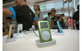 　アメリカから遅れること約半年。ようやく日本でもポータブルHDDプレイヤー「iPod mini」の販売が開始された。アップルコンピュータの直販店「Apple Store, Ginza」では、午前10時からの発売を待つ約1,500人が列をなした。の画像