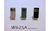 W62SA。音楽や映像コンテンツの音声をFM波で送信してミニコンポやカーオーディオで楽しめるFMトランスミッターや、IPX5、IPX7相当の防水機能を搭載。「カメラでケンサク!ERサーチ」アプリもプリセットされているの画像
