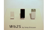 W62S。au初のGSMネットワーク対応機。180の国と地域で通話可能なグローバルパスポート機。6か国語対応の会話集「TalkManFlash」も搭載される(プリセットは3か国語の予定)の画像