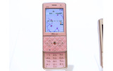 W61PT。アクセサリー間隔のデザインに、女性の手にもフィットする薄さ14mmのスマート&スタイリッシュ機。パンテック&キュリテル製の画像