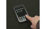 装着したままタッチパネル操作が可能（iPod touchは別売）の画像