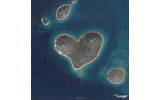クロアチア沖合いのハート型の島の画像