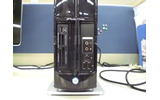 豊富なメディアスロットはじめ、USB、IEEEポート、ヘッドフォンなど端子はフロントに用意されているのでアクセスが容易。使わない時はパネルを閉じておけばいいの画像