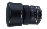 　ペンタックスは、デジタルカメラ撮影に最適化したマクロレンズ「smc PENTAX-D FA マクロ100mmF2.8」「同 50mmF2.8」の2機種を10月下旬に発売する。の画像