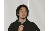 デモンストレーションを行うニワンゴ取締役　西村博之氏の画像